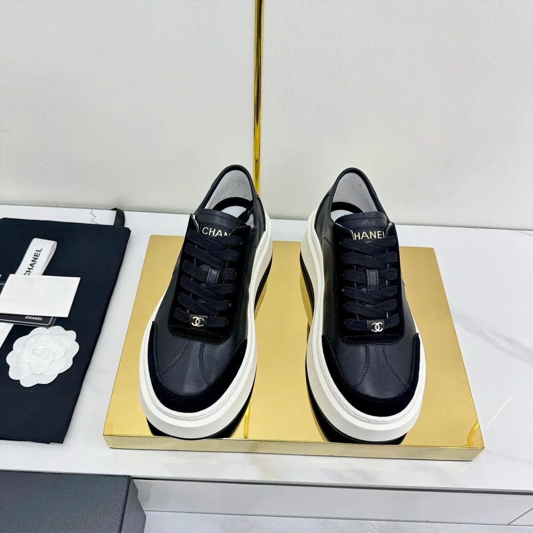 👟👟Ex-factory price 600👟👟 Upgraded version, upgraded version, upgraded version! No rebuttal accepted! ! ! ! Chanel Chanel panda shoes! 2025 counter's top casual sports shoes. This classic design; the upper is electro-embroidered with a variety of techniques; the outsole is fashionable and sporty; the unusual inclusion of a variety of color matching elements... The diversified mix and match is very good-looking and versatile, and can be used for leisure, fashion, sports, and outdoor... ꫛꫀꪝ Go➫ Materials: ❶Upper made of: original imported first-layer silk cowhide + original waterproof cloth + original first-layer cowhide ❷Inner lining: Original Yangli+Net ❸Outsole based on: Original TPU combination outsole Counter boutique packaging complete set for women 35–41 👉 👉 👉 👉 👉